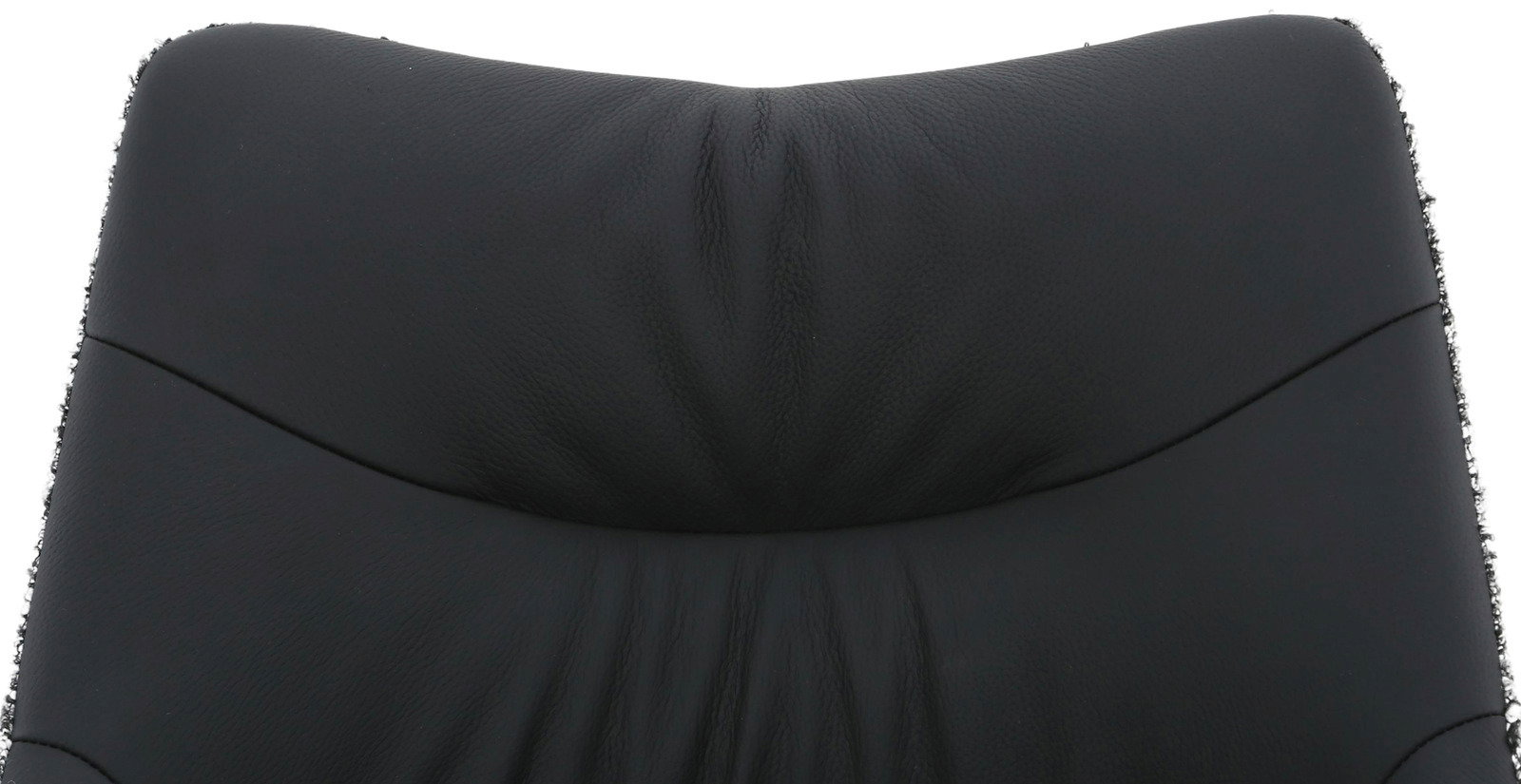 Nahaufnahme der Rückenlehne eines schwarzen Armlehnstuhls aus Leder, von vorne betrachtet.