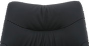 Nahaufnahme der Rückenlehne eines schwarzen Armlehnstuhls aus Leder, von vorne betrachtet.
