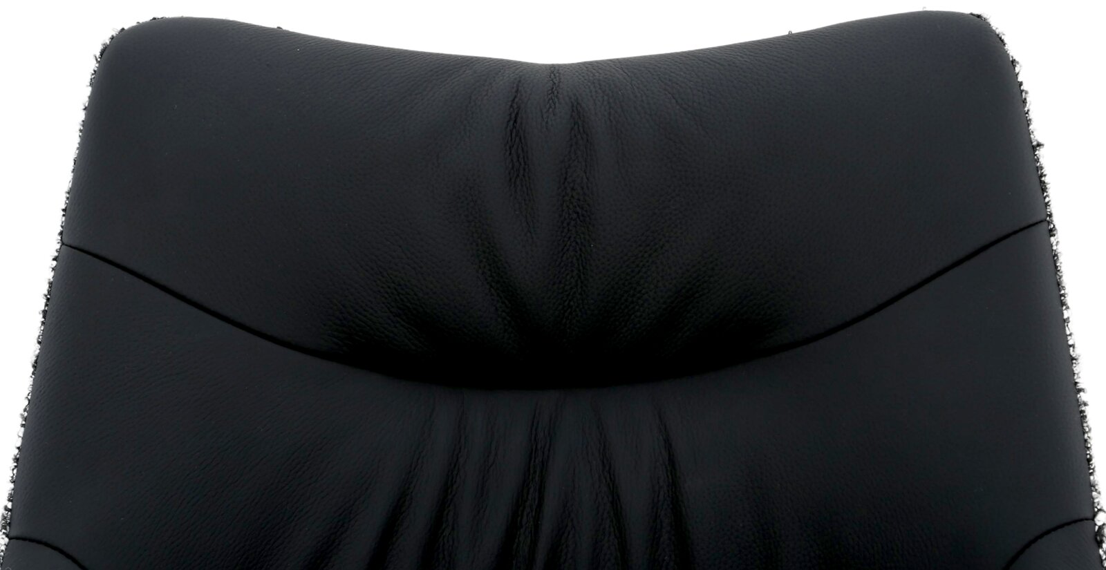 Close-up van de rugleuning van een zwarte leren fauteuil, gezien vanaf de voorkant.
