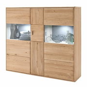 Hochwertiges Highboard aus Holz mit Glaseinsätzen, frontal fotografiert