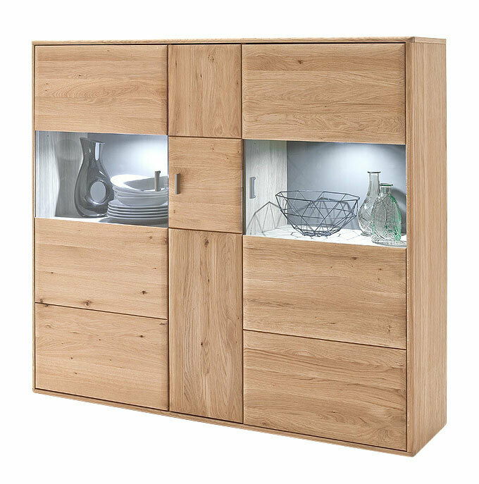 Hochwertiges Highboard aus Holz mit Glaseinsätzen, frontal fotografiert