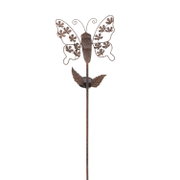 Decoratieve zonne-lamp in de vorm van een vlinder, gemaakt van metaal, hier afgebeeld van voren, met filigrane bladmotieven op de vleugels.