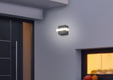 Moderne LED-Außenwandleuchte MITCHELL, 7,5W, an einer Hauswand montiert, seitliche Perspektive.