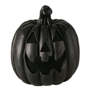 Schwarzer Halloween-Kürbis (Jack-o’-Lantern) als Dekofigur mit geschnitztem Gesicht, freigestellt auf weißem Hintergrund, Frontansicht.