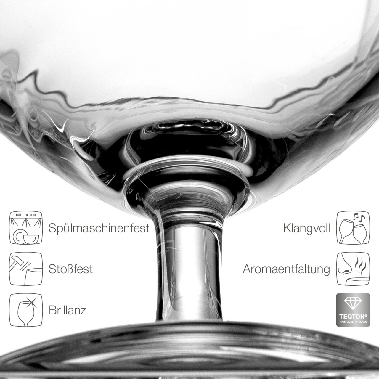 Nahaufnahme eines eleganten Wasserglases Daily 370ml, das spülmaschinenfest, stoßfest und klangvoll ist. Perspektive von unten auf den Stiel des Glases.