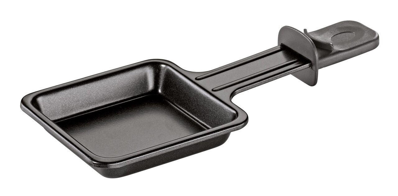 Raclette-Pfännchen aus schwarzem Metall mit Griff, seitliche Perspektive
