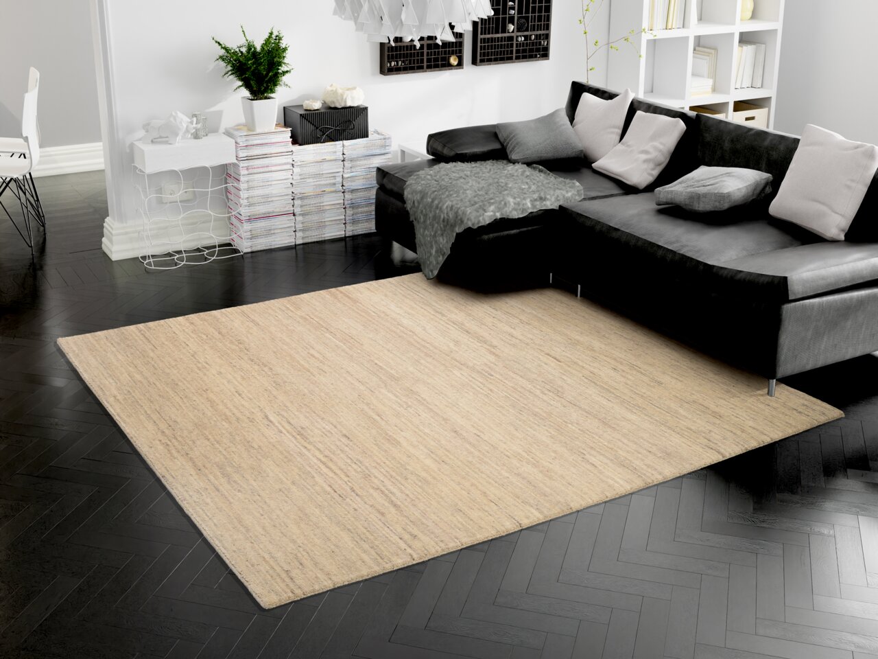 Beiger Wollteppich in einem modernen Wohnzimmer mit schwarzem Sofa, aus der Vogelperspektive betrachtet.