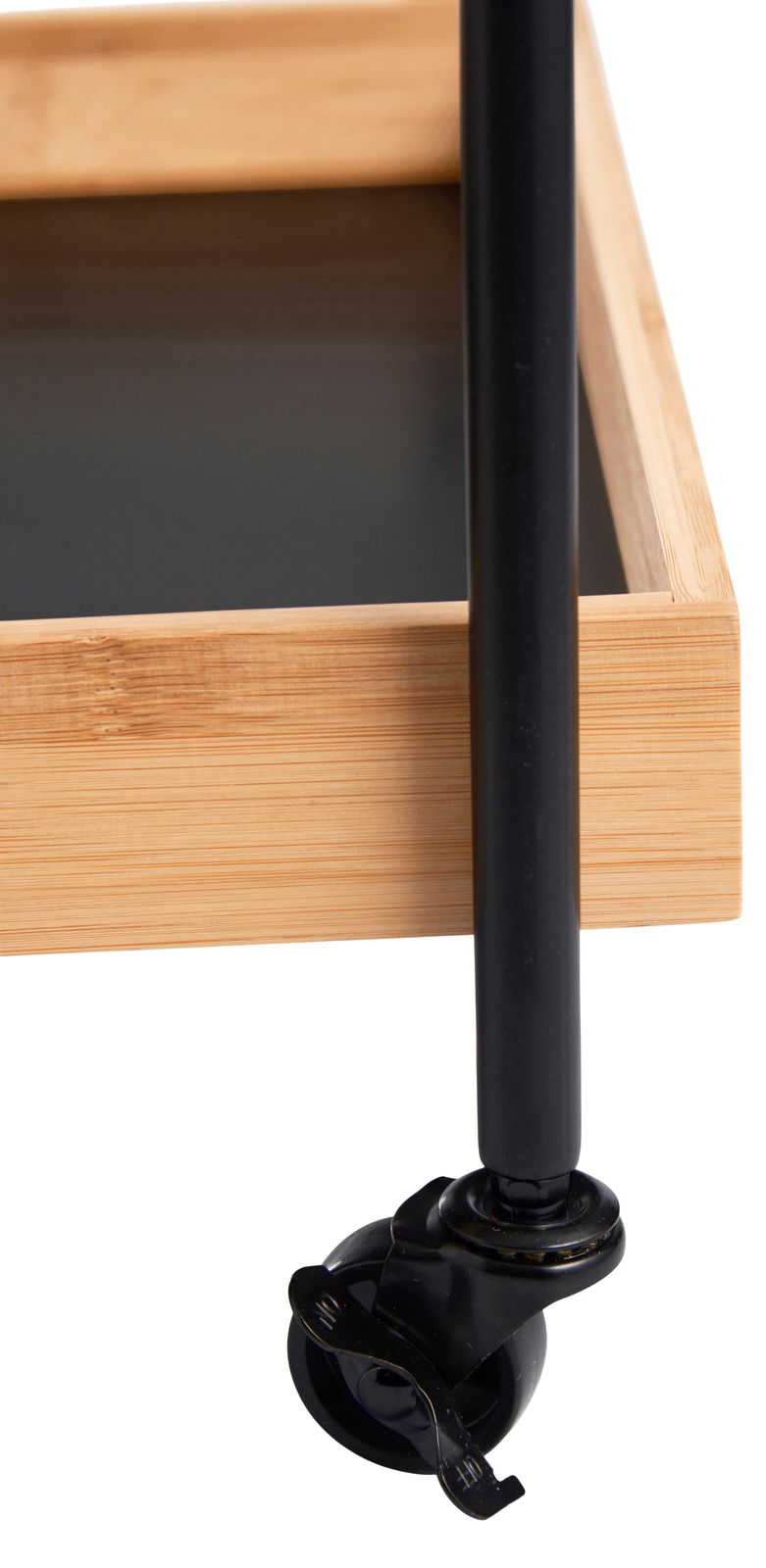 Nahaufnahme eines Servierwagens mit zwei Ablagen, schwarzem Metallgestell und Holzdetails, mit Fokus auf das Rad und die untere Ablage.