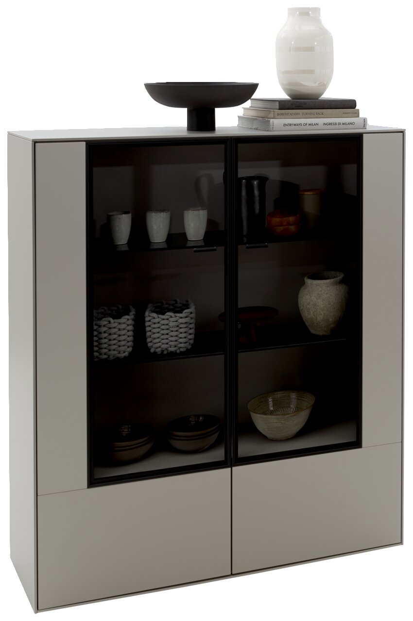 Modernes Highboard mit Glastüren, gefüllt mit dekorativen Keramiken und Büchern, aus einer frontalen Perspektive betrachtet.