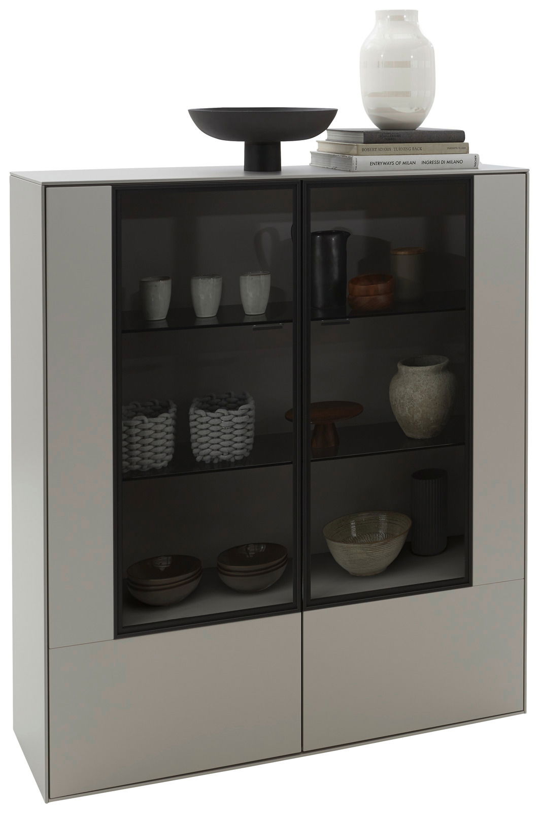 Modernes Highboard mit Glastüren, gefüllt mit dekorativen Keramiken und Büchern, aus einer frontalen Perspektive betrachtet.