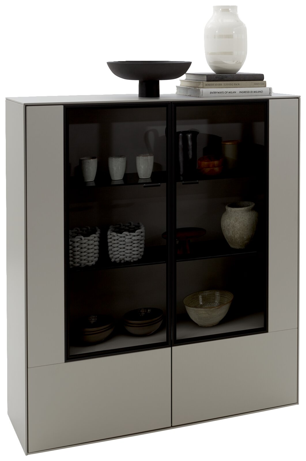 Modernes Highboard mit Glastüren, gefüllt mit dekorativen Keramiken und Büchern, aus einer frontalen Perspektive betrachtet.