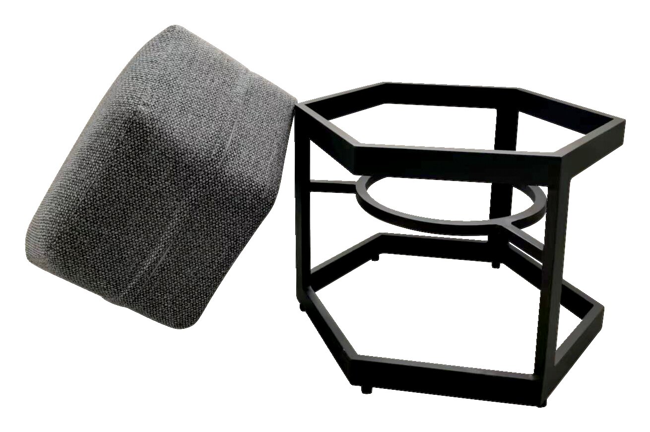 Ambia Garden Kruk PENTAS Grijze, gestoffeerde poef naast een zwart zeshoekig metalen onderstel, vrijstaand op een witte achtergrond, in schuin zijaanzicht (3/4-perspectief)