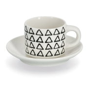 Espressotasse mit Untertasse, weiß mit schwarzen Dreiecksmustern, seitliche Perspektive