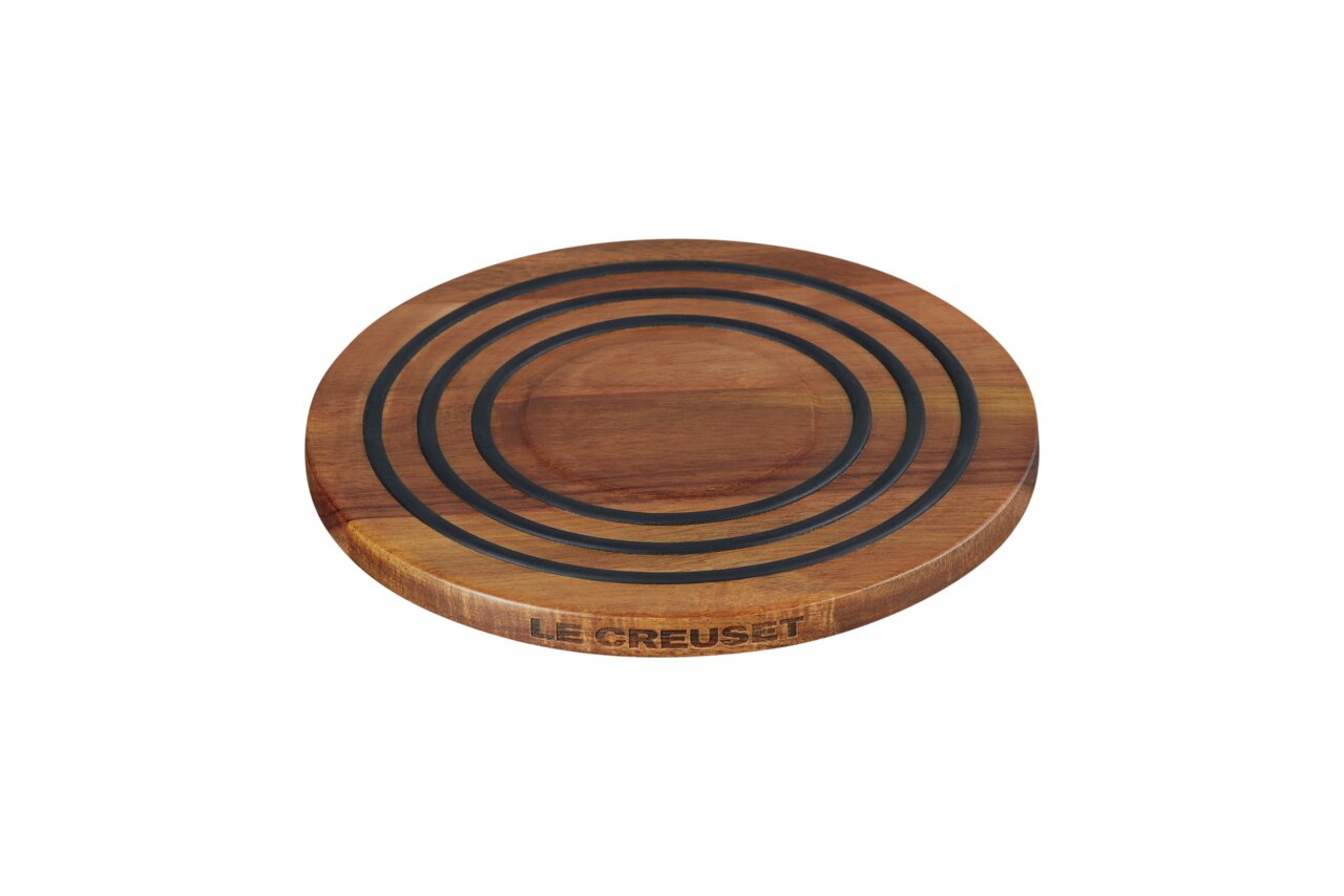 LE CREUSET Holzuntersetzer magnetisch Runder Holzuntersetzer aus Akazienholz mit schwarzen Ringen, seitliche Perspektive