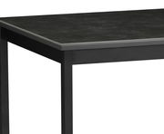 Moderner schwarzer Esstisch mit Metallgestell, seitliche Perspektive