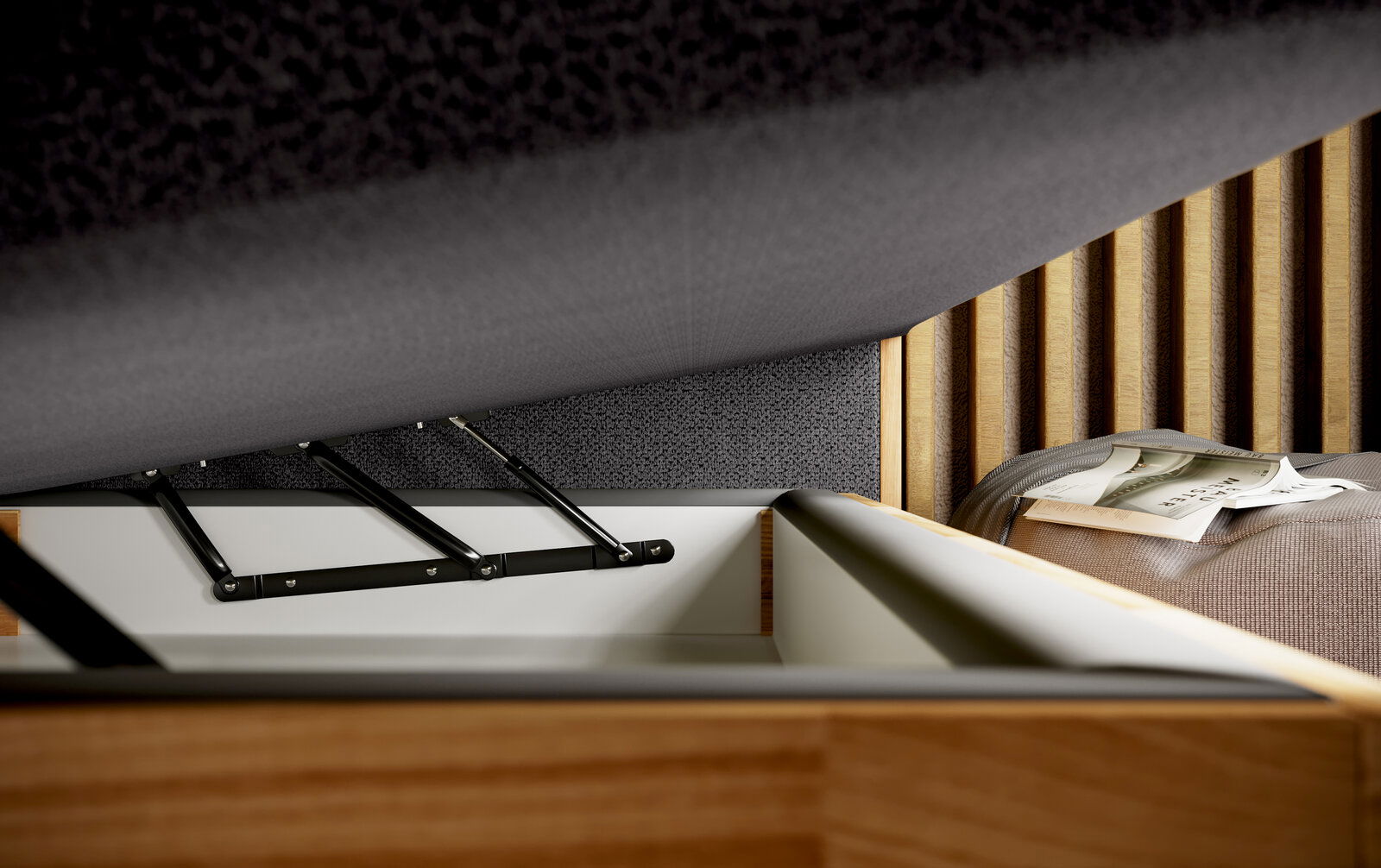 Nahaufnahme eines Boxspringbetts mit geöffneter Bettkastenfunktion, die den Stauraum und die Hebemechanik zeigt. Perspektive von der Seite.