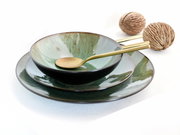 Kombiservice Jawa 16-tlg. in grüner Keramik mit goldfarbenem Löffel, seitliche Perspektive