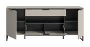 Modernes Sideboard in Hellgrau mit schwarzen Füßen, beide Seitentüren geöffnet und mittlere Klappe nach unten, Innenfächer sichtbar; Frontansicht.