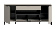 Modernes Sideboard in Hellgrau mit schwarzen Füßen, beide Seitentüren geöffnet und mittlere Klappe nach unten, Innenfächer sichtbar; Frontansicht.
