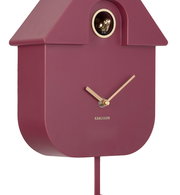 Moderne Wanduhr in Hausform mit goldenen Zeigern, seitliche Perspektive