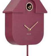 Moderne Wanduhr in Hausform mit goldenen Zeigern, seitliche Perspektive