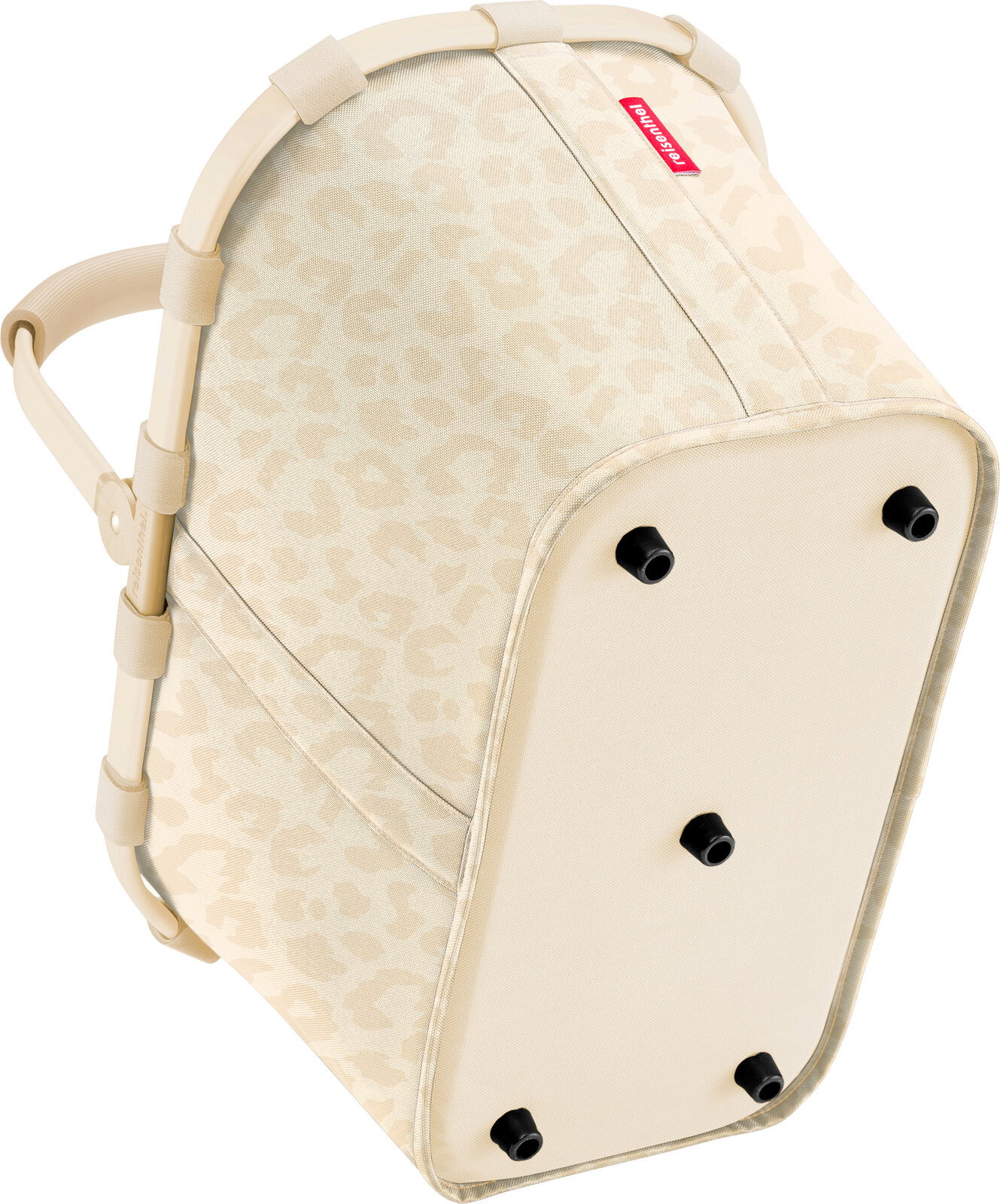 Unterseite einer beigefarbenen Reisenthel-Tasche mit dezentem Leopardenmuster, verstärktem Boden und schwarzen Standfüßen, schräg von unten fotografiert