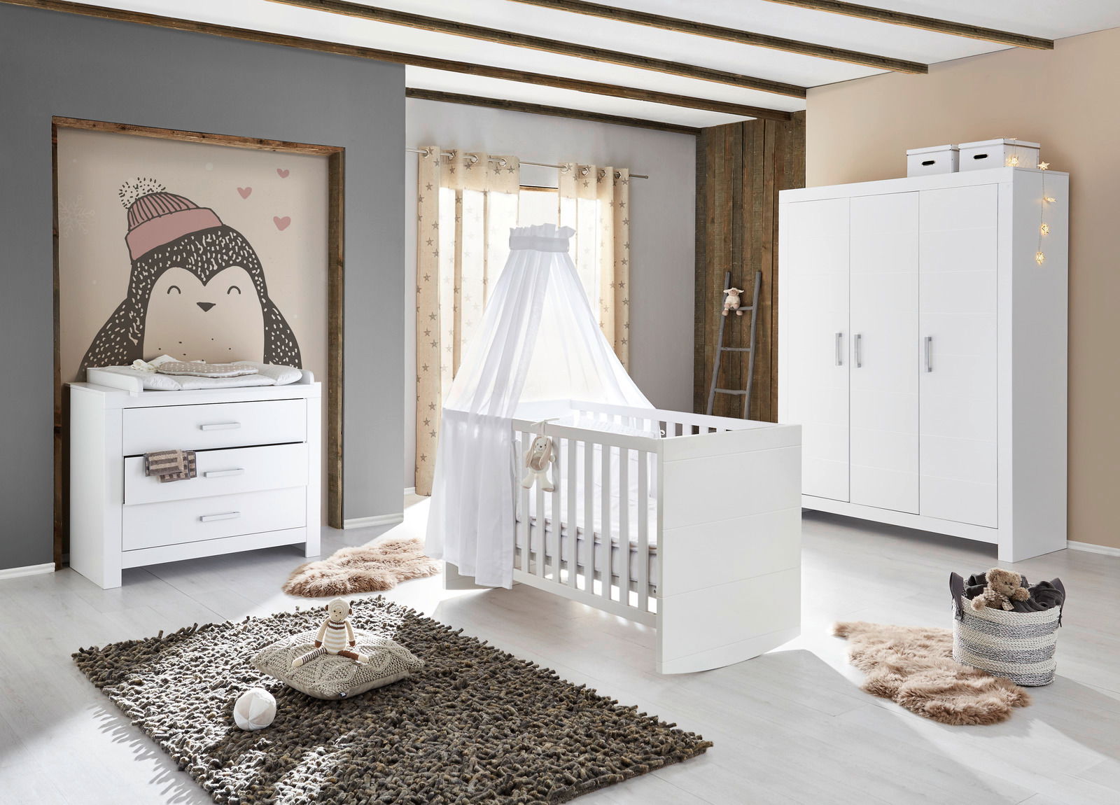 Helles Babyzimmer mit weißem Kinderbett, Wickelkommode und Kleiderschrank, frontal betrachtet.