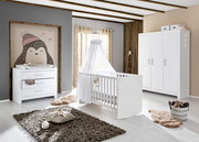 Helles Babyzimmer mit weißem Kinderbett, Wickelkommode und Kleiderschrank, frontal betrachtet.