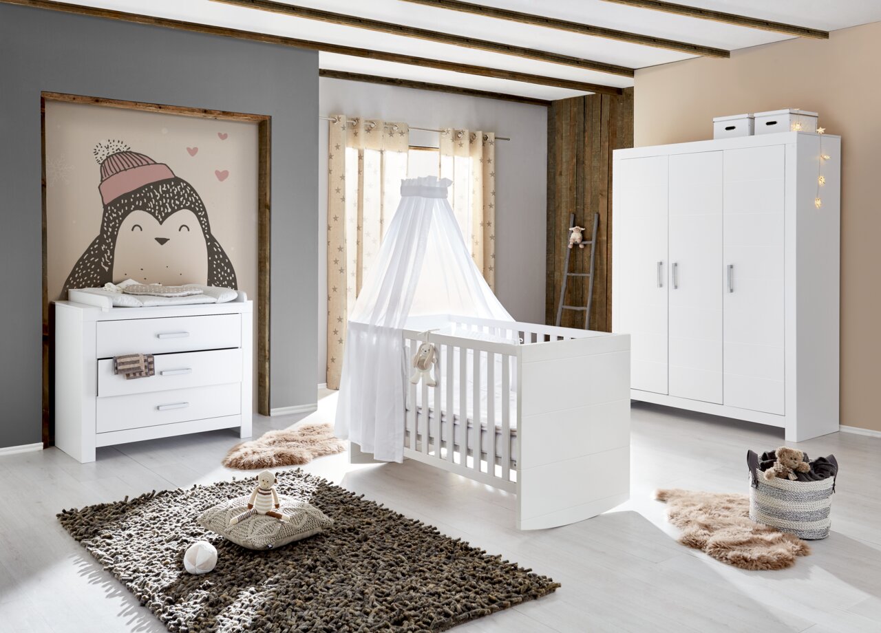Paidi Umbauseiten FIONA Helles Babyzimmer mit weißem Kinderbett, Wickelkommode und Kleiderschrank, frontal betrachtet.