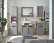 Badezimmermöbel-Set in grauer Holzoptik mit Unterschrank, Hochschrank, Hängeschrank und Spiegel, frontal fotografiert.