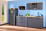 Moderne Küchenzeile in grauer Farbe mit Holzarbeitsplatte, bestehend aus einem Herd-Umbauschrank, Schubkastenunterschrank und Spülenunterschrank, mit Hängeschrank und Dunstabzugshaube, aus frontaler Perspektive.