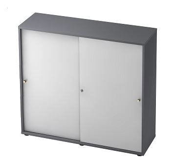 Schiebetürenschrank in grauer Farbe, frontal betrachtet, mit zwei weißen Schiebetüren und kleinen Griffen.