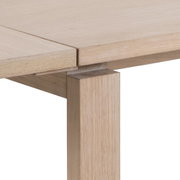 Nahaufnahme einer Ansteckplatte aus Holz, die an einem Tisch befestigt ist, perspektivisch von der Seite betrachtet.