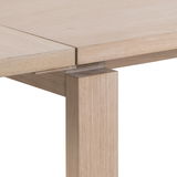 Nahaufnahme einer Ansteckplatte aus Holz, die an einem Tisch befestigt ist, perspektivisch von der Seite betrachtet.