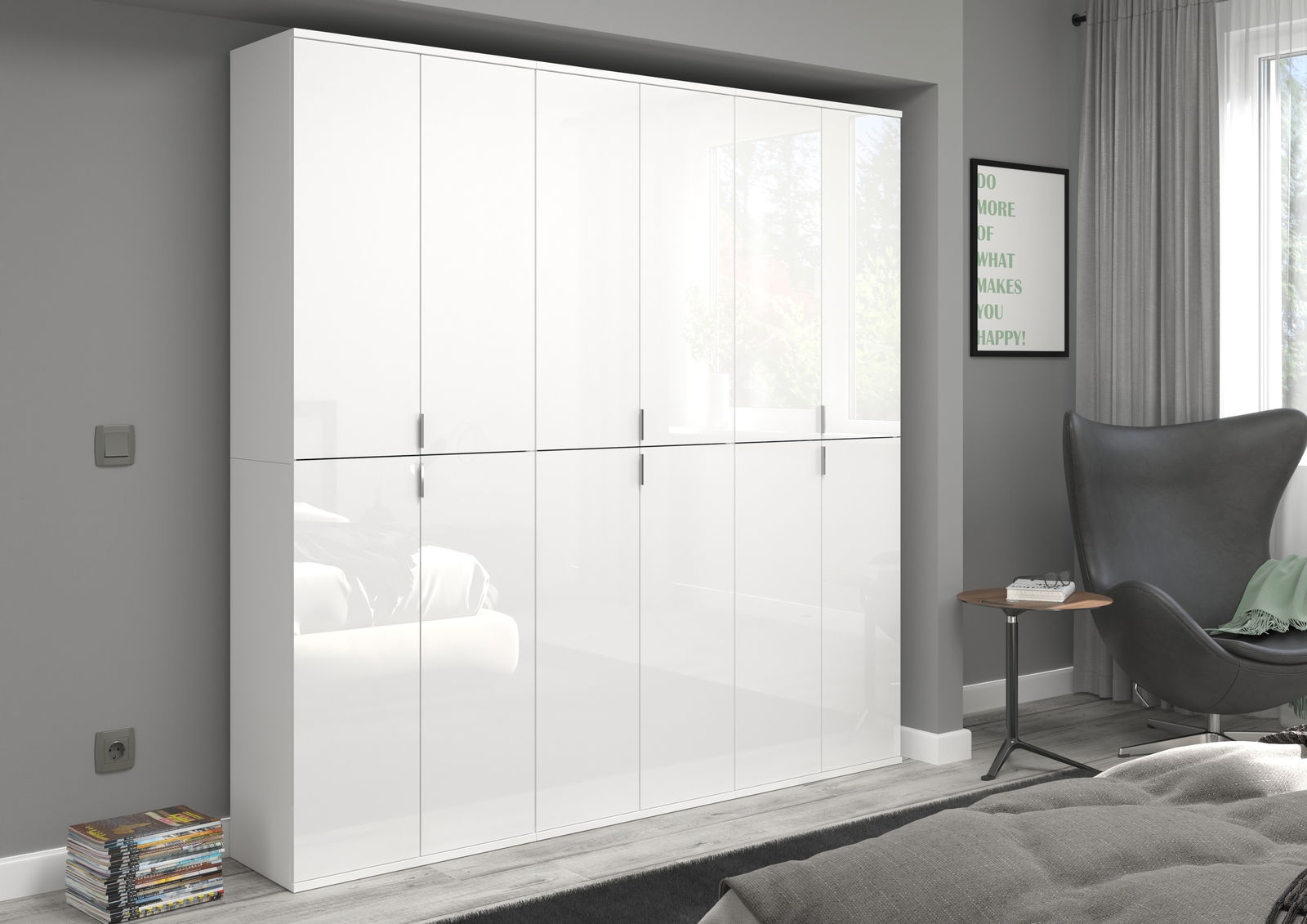 Weiße Garderobenkombination mit Hochglanzoberfläche, frontal fotografiert in einem modernen Schlafzimmer mit grauen Wänden und einem großen Fenster.