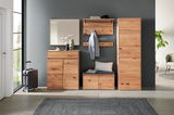 Moderne Garderobenkombination aus Holz mit Schuhschrank, Spiegel, Garderobenbank und Garderobenschrank, frontal fotografiert.