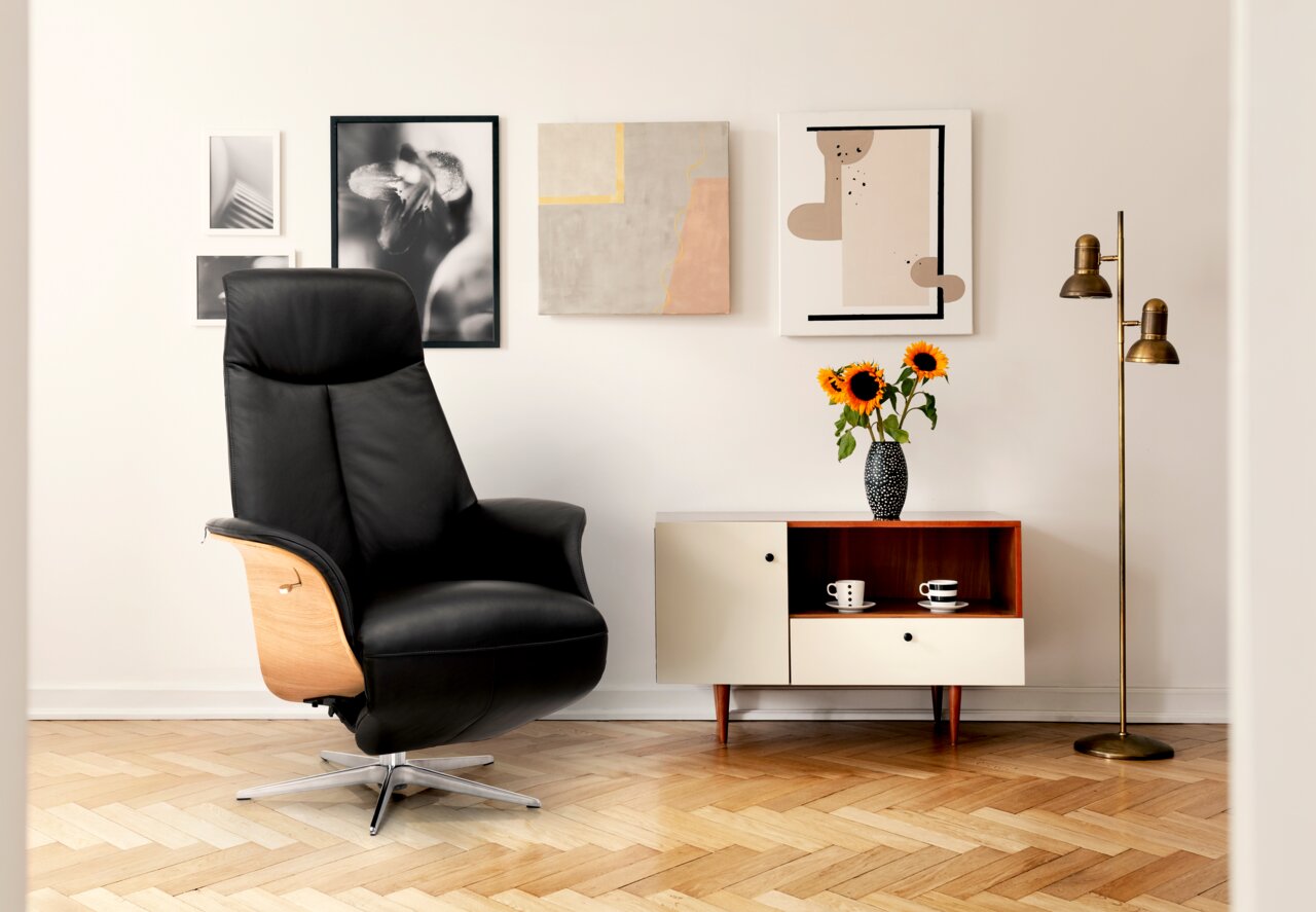 Welnova Relaxsessel 5039 SLIM LINE Schwarzer Relaxsessel mit Holzarmlehnen in einem stilvoll eingerichteten Wohnzimmer, seitliche Perspektive