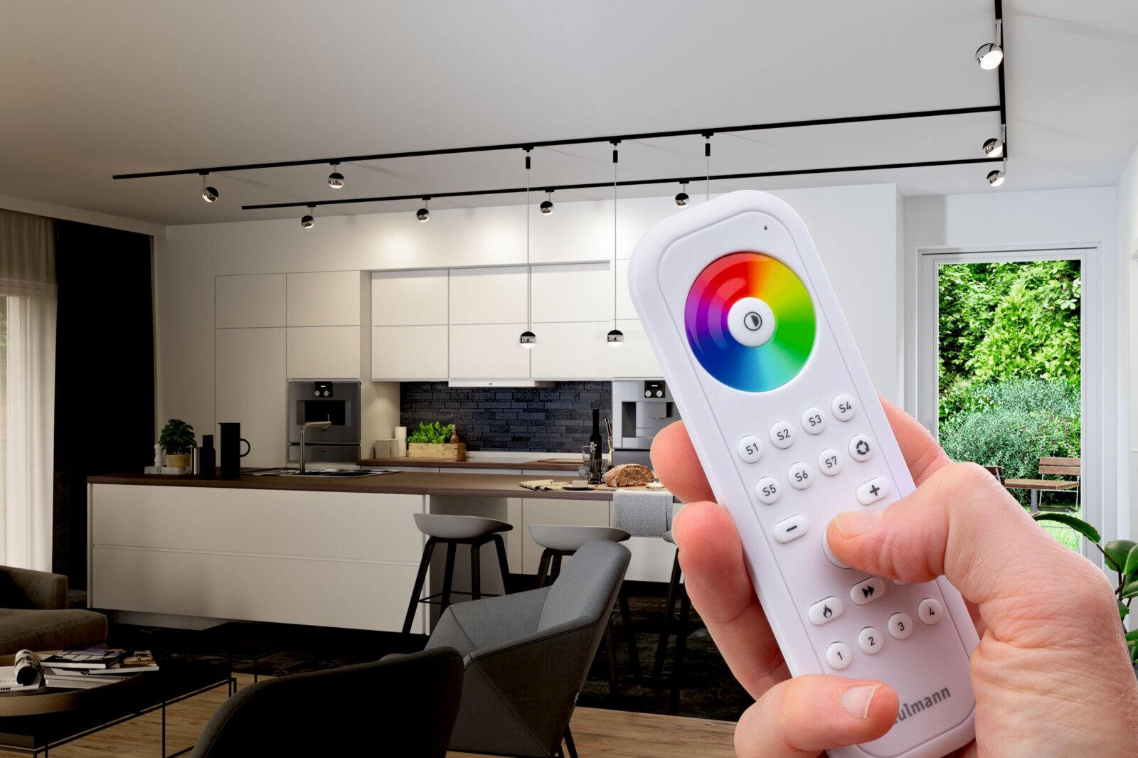 Close-up van een hand die een afstandsbediening met een kleurencirkel en knoppen vasthoudt in een moderne woonkamer.
