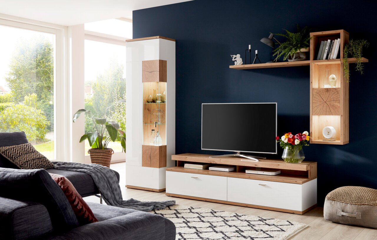 Zurbrüggen Wandkombination SYLT Moderne Wandkombination in einem Wohnzimmer mit TV, Regalen und Dekorationen, seitliche Perspektive