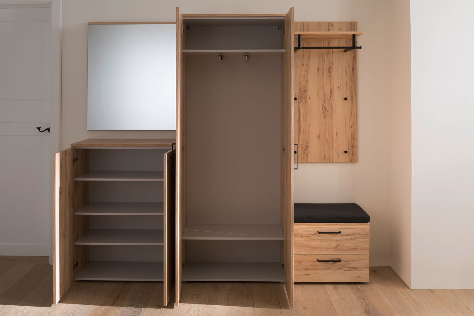 Moderano Schoenenkast ALMADA Moderner Schuhschrank aus Holz mit offenen Türen, zeigt Regale und Kleiderstange, seitliche Perspektive.