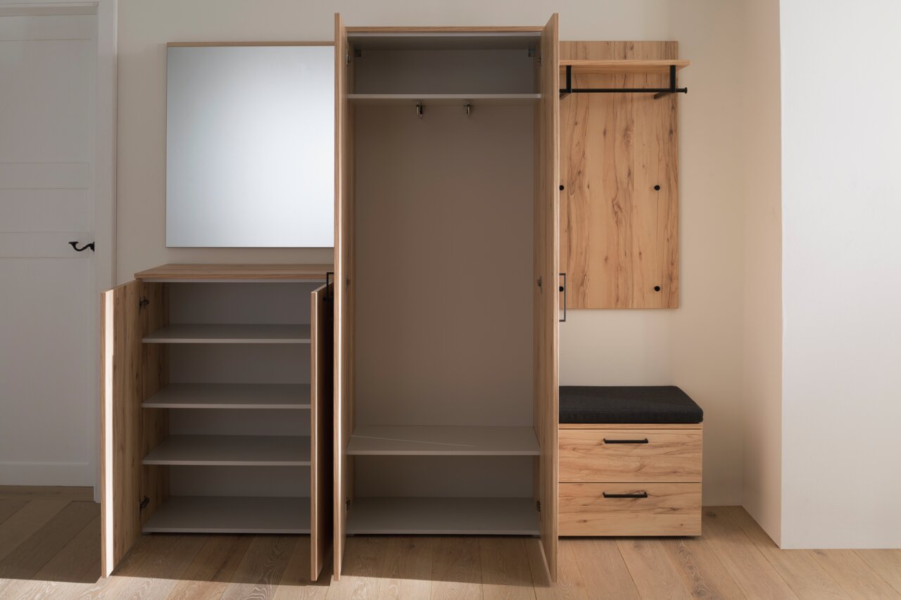 Moderner Schuhschrank aus Holz mit offenen Türen, zeigt Regale und Kleiderstange, seitliche Perspektive.