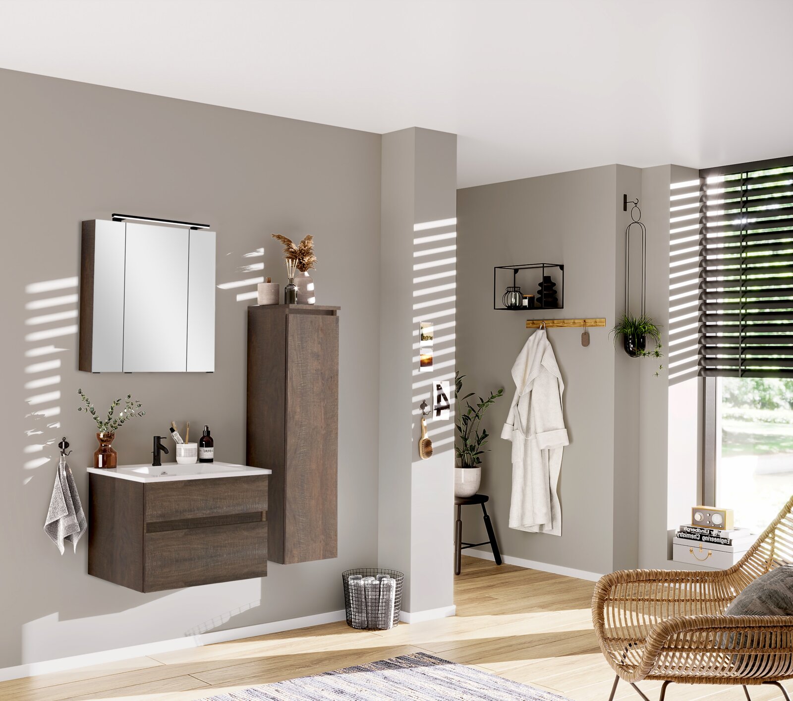 Moderne badkamerkast in donkere houtlook, rechts aan de muur bevestigd, met decoratieve elementen en een spiegel op de voorgrond, gezien vanaf de zijkant.