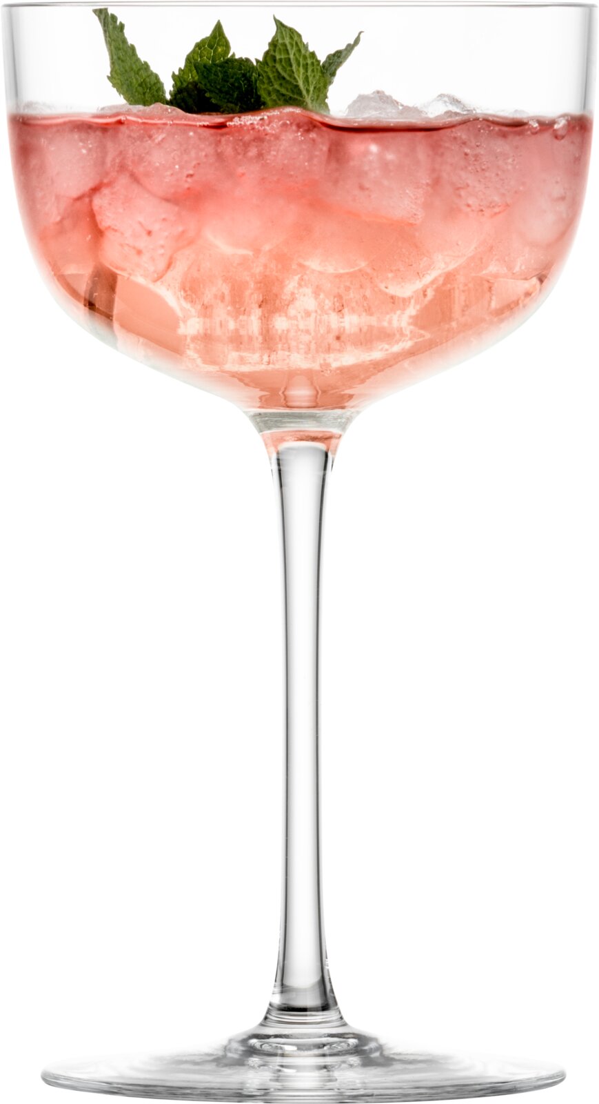 Rosa Cocktail mit Eiswürfeln und Minzblättern in einer Coupette auf Stielglas, frontale Ansicht auf weißem Hintergrund