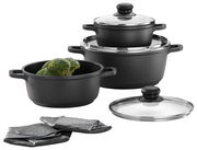 Topf Set 3-teilig, bestehend aus drei schwarzen Töpfen mit Glasdeckeln, in einer leicht seitlichen Perspektive. Ein Topf enthält Brokkoli, daneben liegen graue Topflappen.