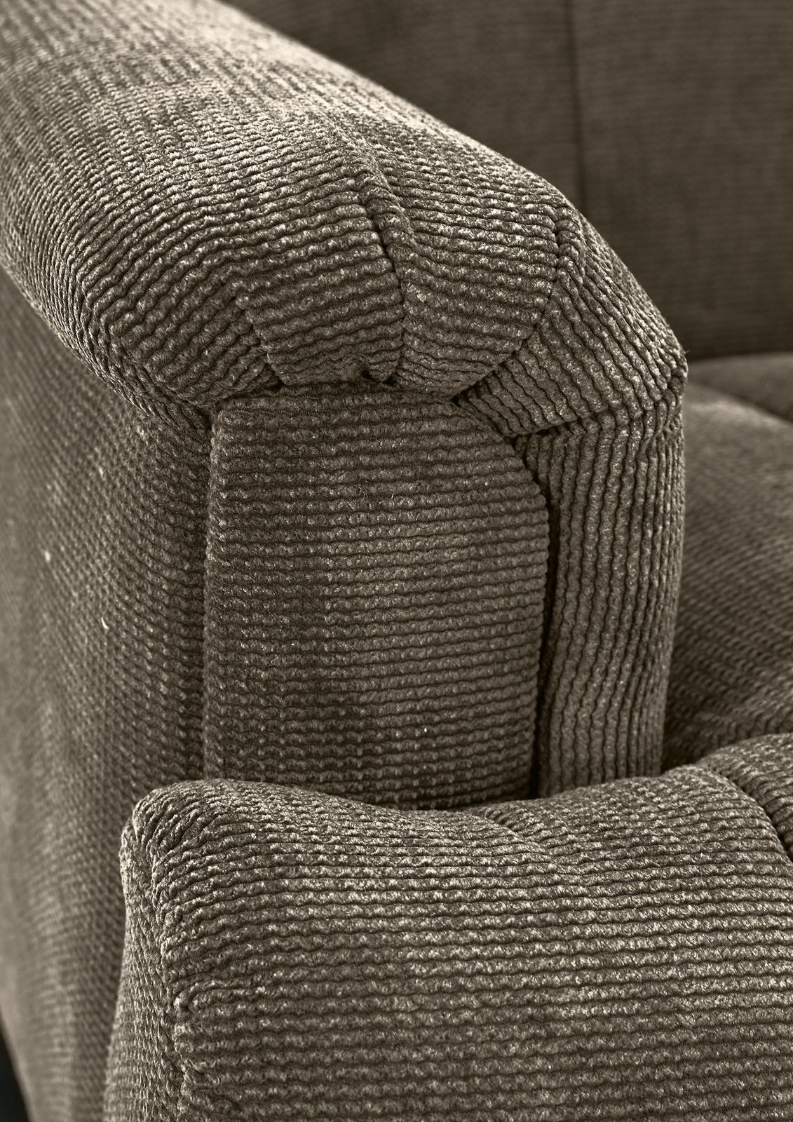 Nahaufnahme einer 2er-Sitzbank mit strukturiertem Stoffbezug, seitliche Perspektive