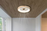 Deckenventilator Globo Lighting GATIAN in Holzoptik, von unten betrachtet, an einer Holzdecke montiert.
