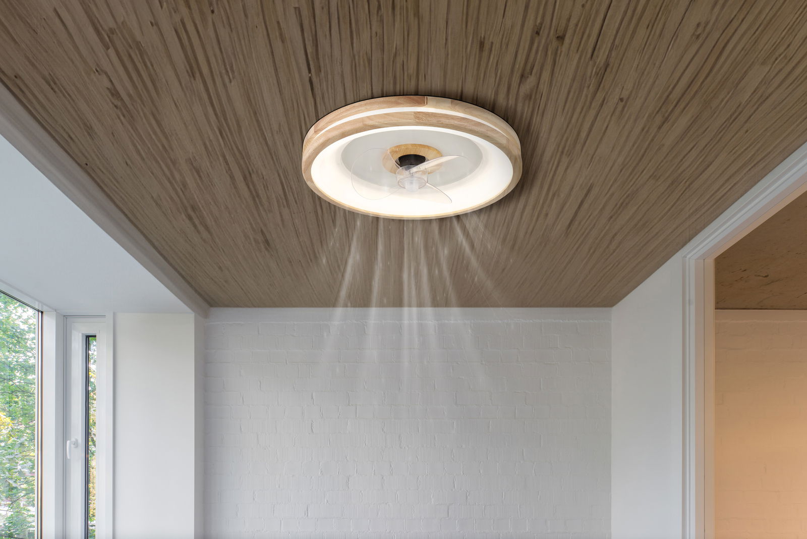 Deckenventilator Globo Lighting GATIAN in Holzoptik, von unten betrachtet, an einer Holzdecke montiert.