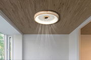 Deckenventilator Globo Lighting GATIAN in Holzoptik, von unten betrachtet, an einer Holzdecke montiert.