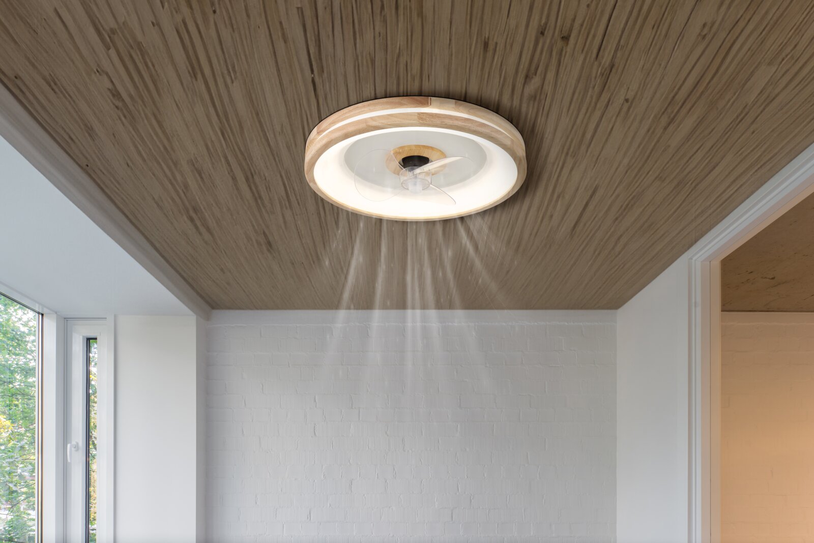 Globo Lighting GATIAN plafondventilator in houtlook, gezien van onderaf, gemonteerd aan een houten plafond.