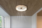 Globo Lighting GATIAN plafondventilator in houtlook, gezien van onderaf, gemonteerd aan een houten plafond.